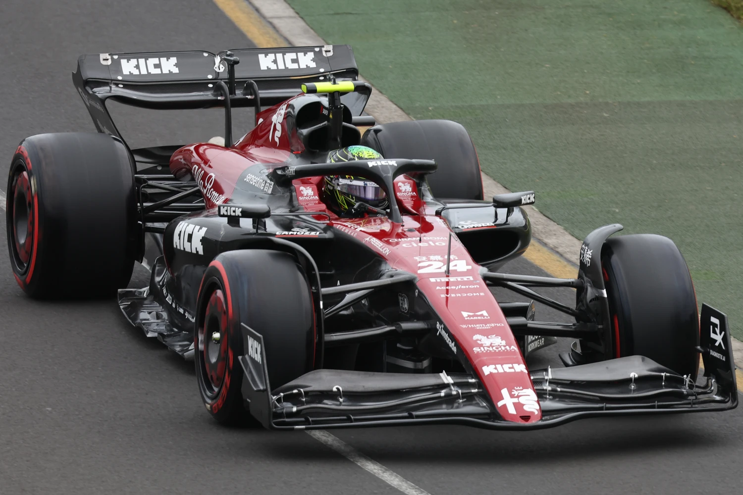 Zhou Guanyu revient sur ses débuts en F1. (Zhou Guanyu is reflecting on his debut in Formula 1.)