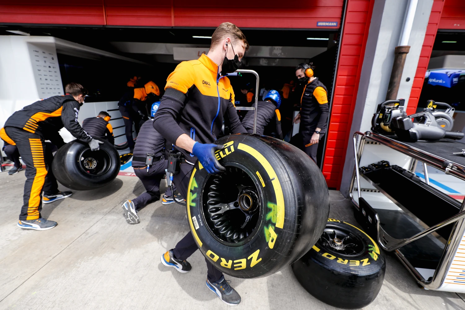 To lighten the F1, the FIA is considering reducing the size of the wheels to 16″ in 2026