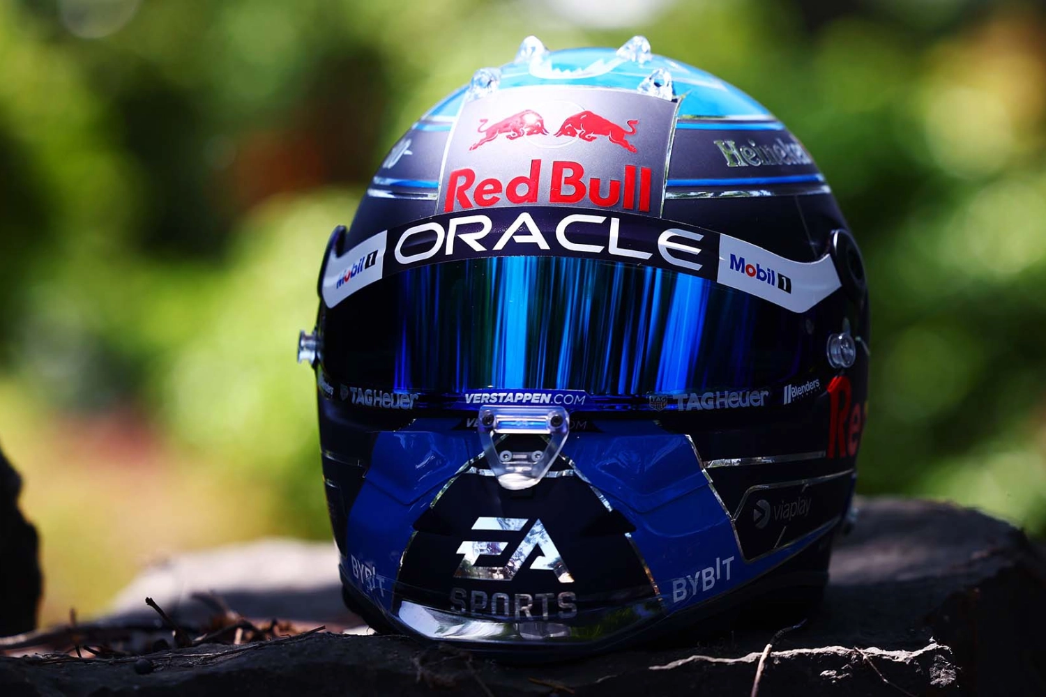 Max Verstappen will have a special black and blue helmet for the USA