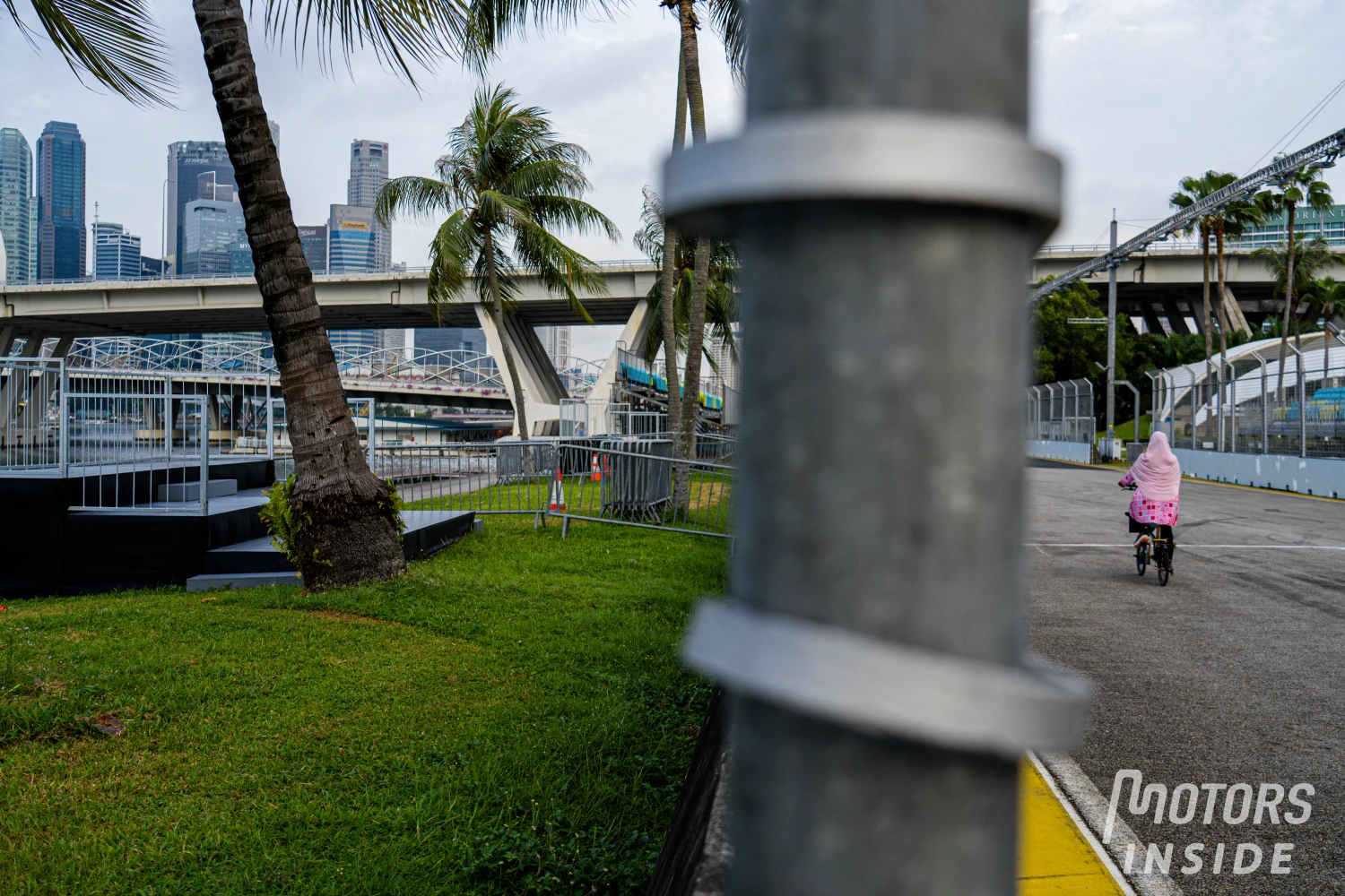 Cycliste profitant de la piste de Formule 1 avant sa fermeture, quelques semaines avant le Grand Prix