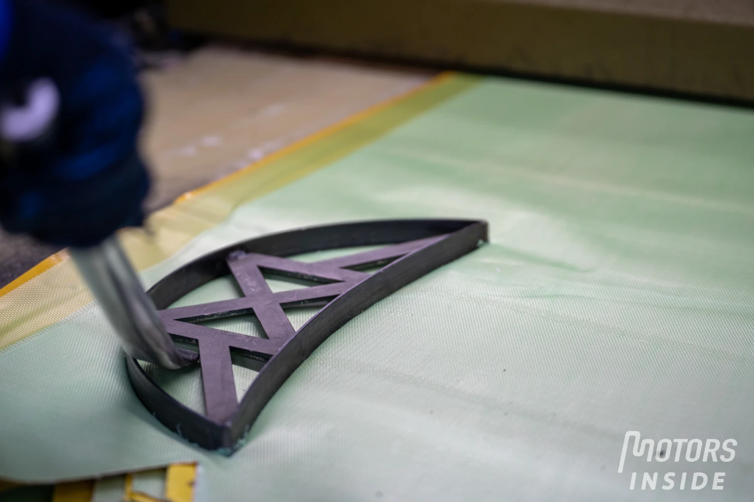 Patron metal decoupe carbone