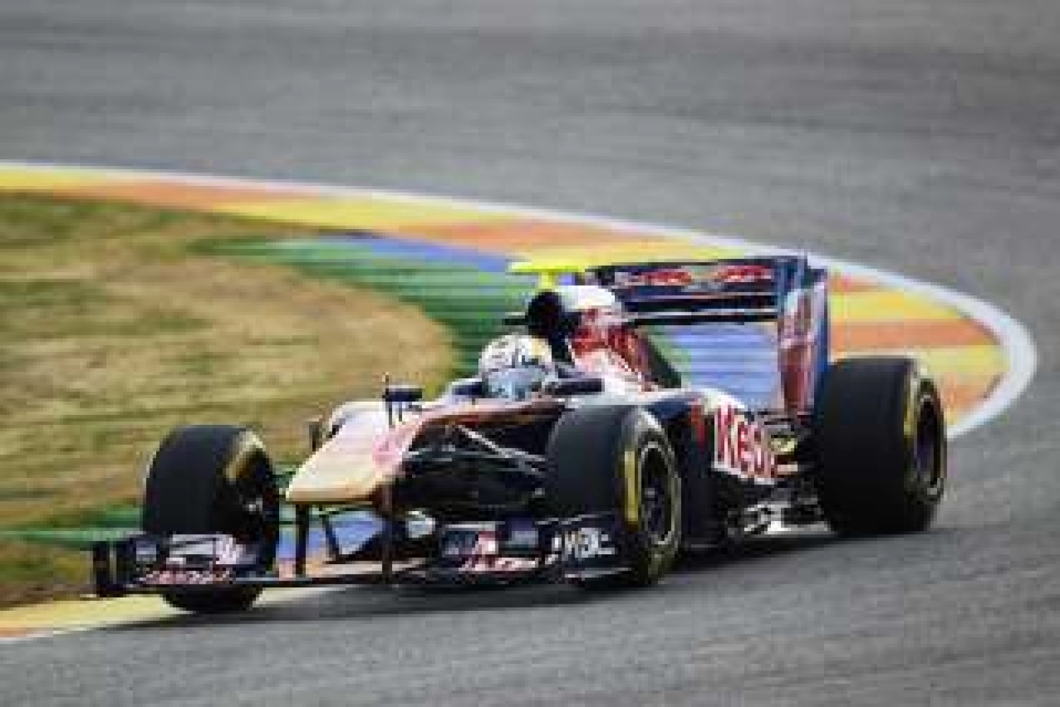 Toro Rosso attire Falcon Private Bank