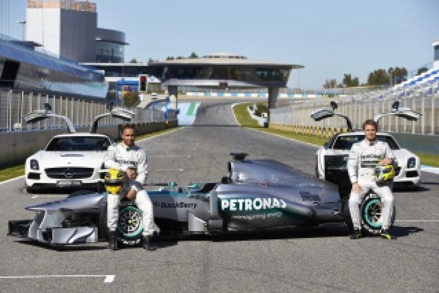 Mercedes dévoile la F1 W04