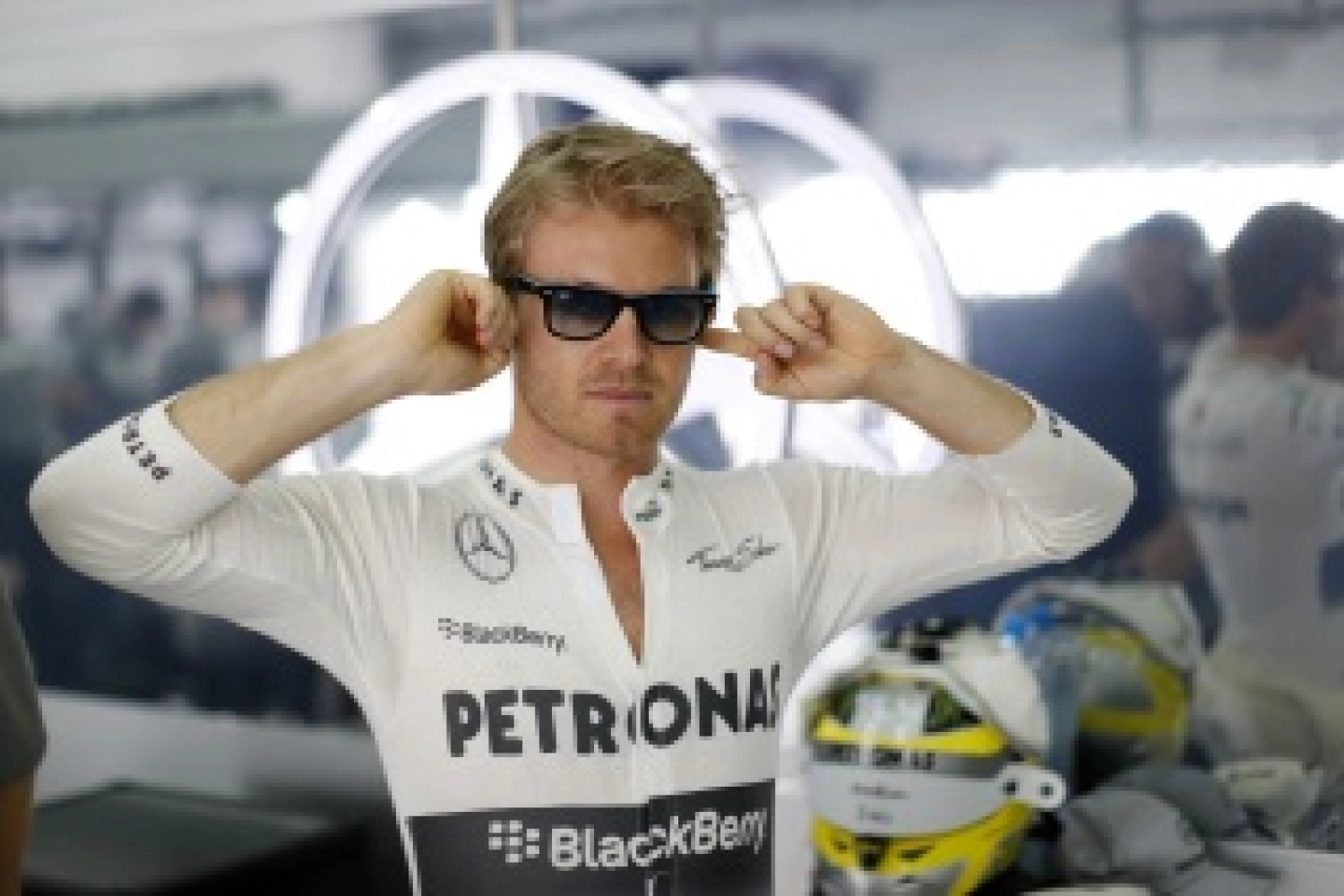 Samedi : Mercedes vole à travers les gouttes