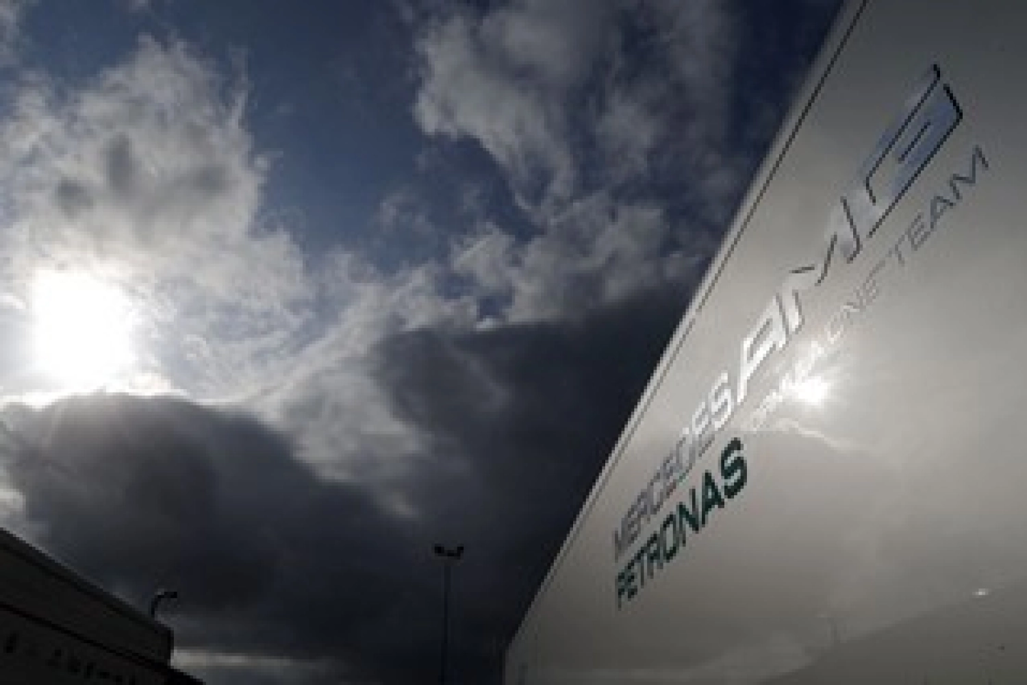 Testgate : Pirelli réprimandé, Mercedes suspendu pour les Rookies Days