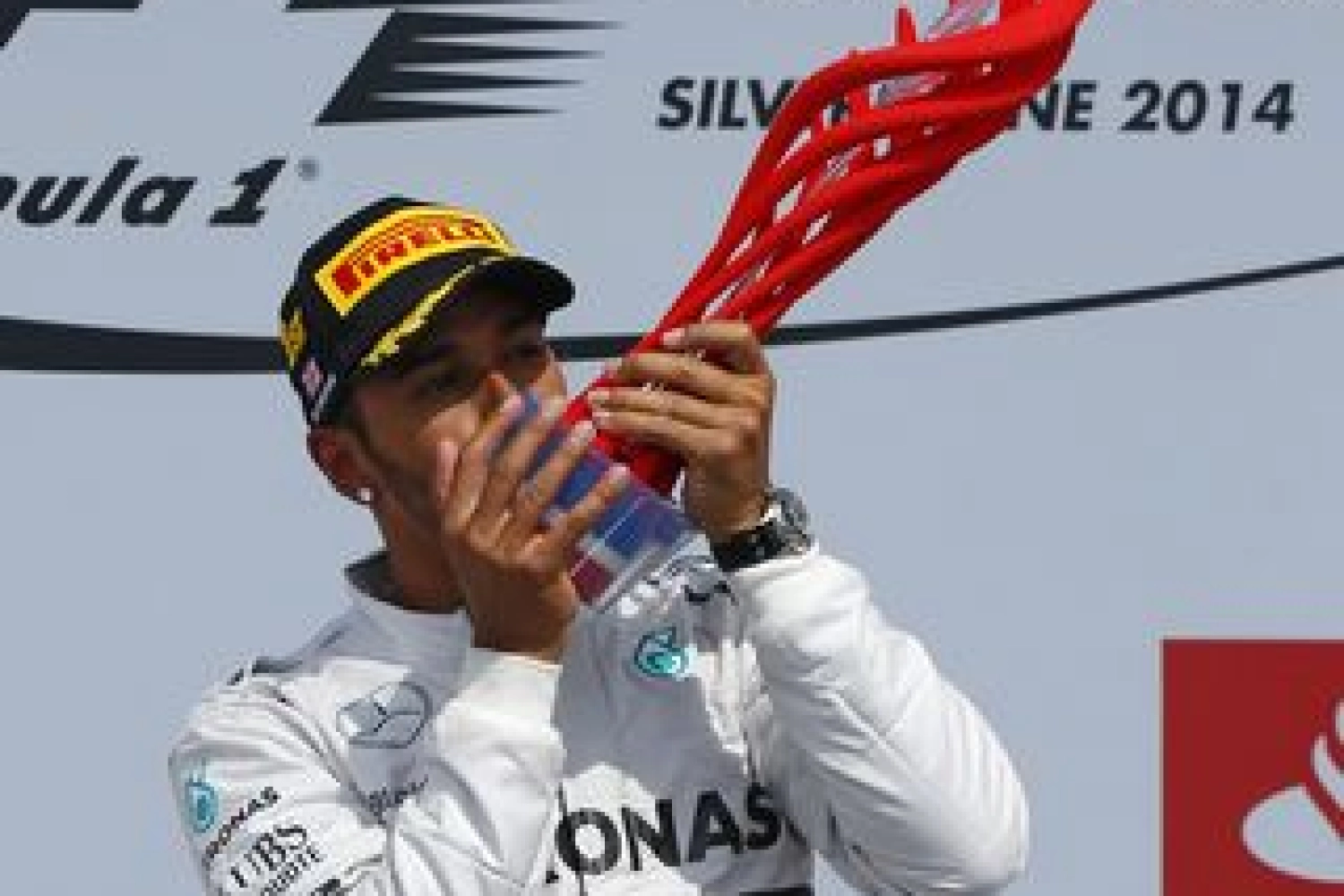 Hamilton critique les trophées "en plastique"