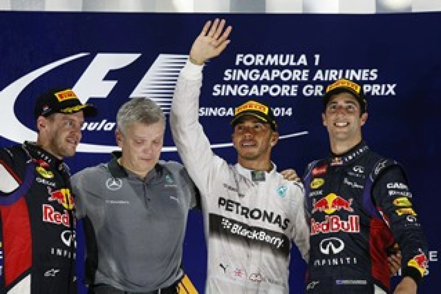 Dimanche : Mercedes et Hamilton l’emportent à Singapour, Rosberg abandonne