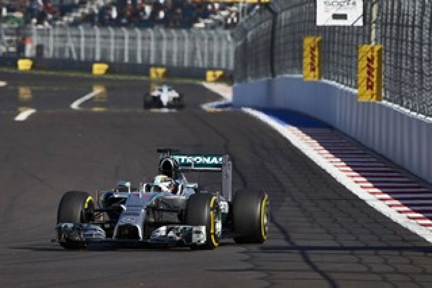 Russie – Course : Hamilton, Tsar du jour, et Rosberg, à la remontée, offrent le titre à Mercedes