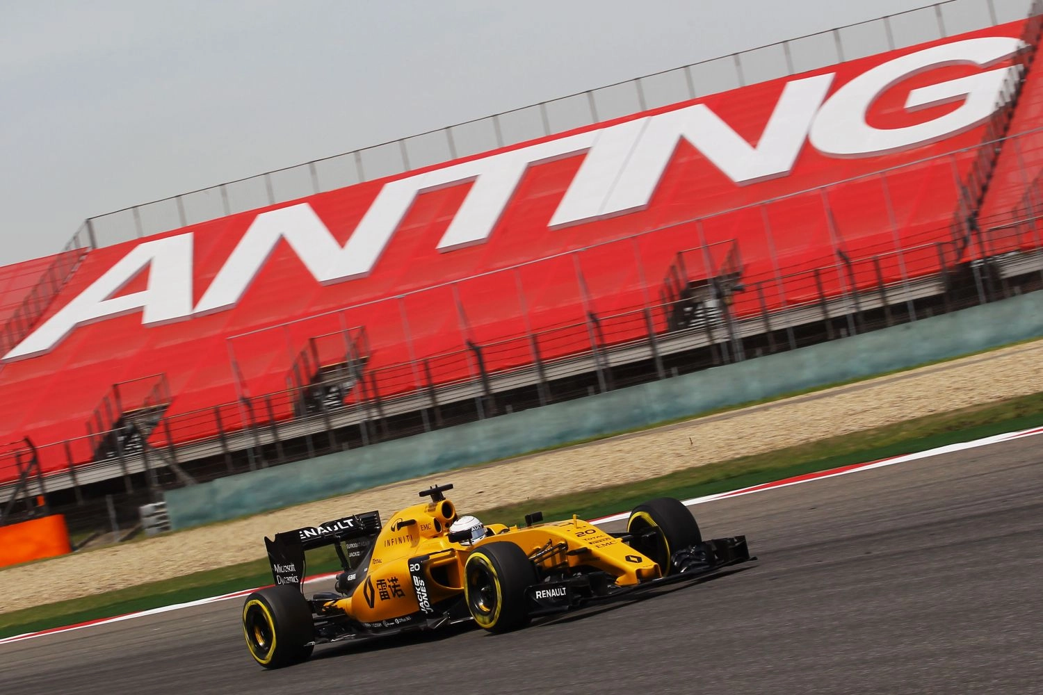 Suspension cassée sur la Renault de Kevin Magnussen