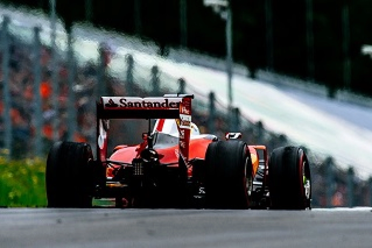 Ferrari : Raikkonen sur le podium, Vettel dans le mur
