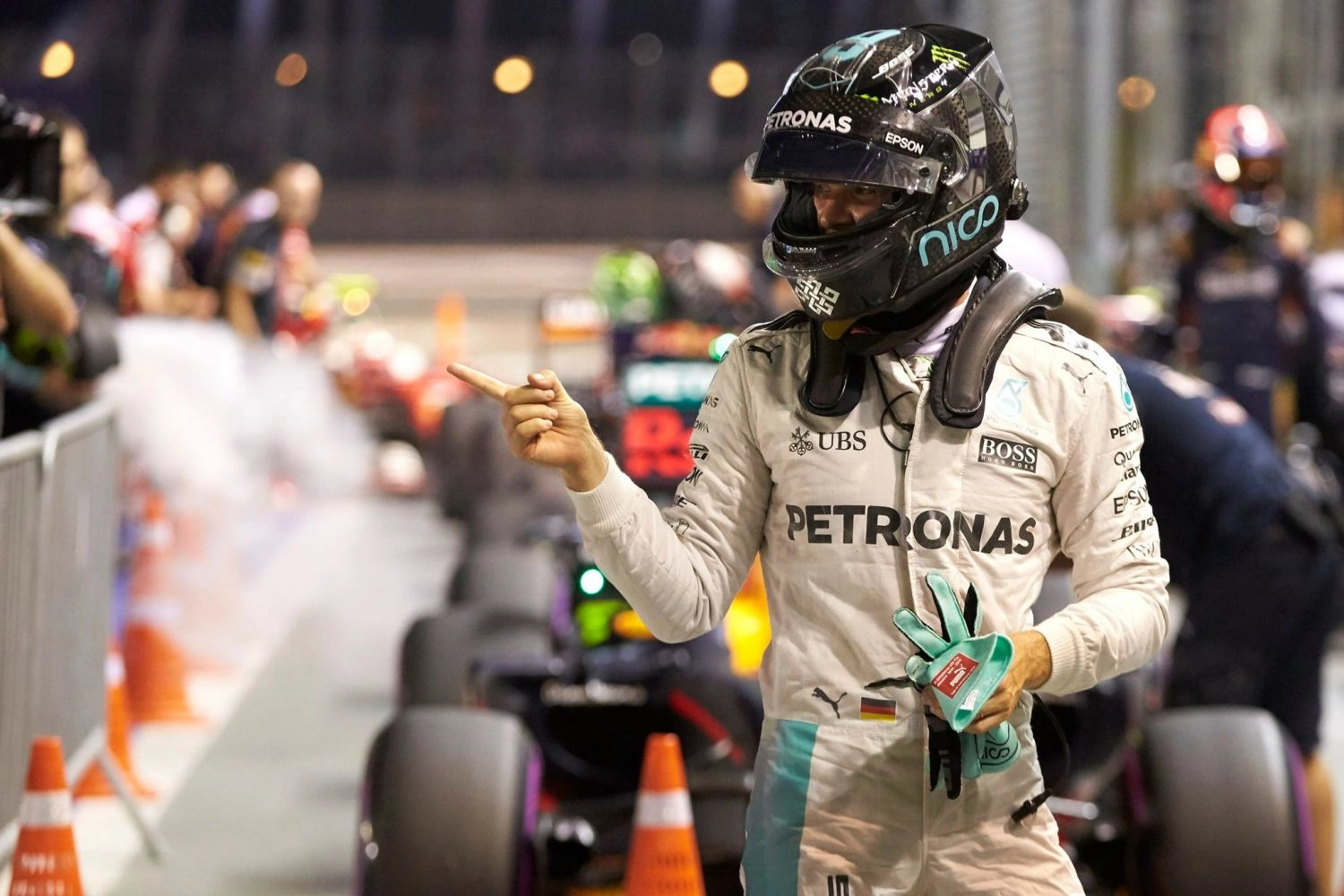 Singapour – Course : La nuit appartient à Nico Rosberg, le coup est passé près pour Ricciardo !