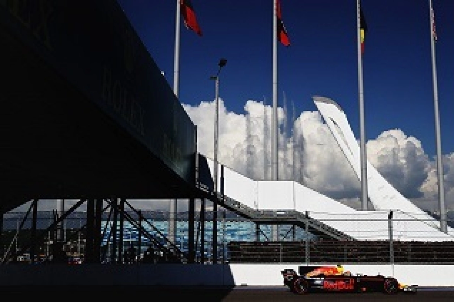 Red Bull : Verstappen marque et Ricciardo abandonne