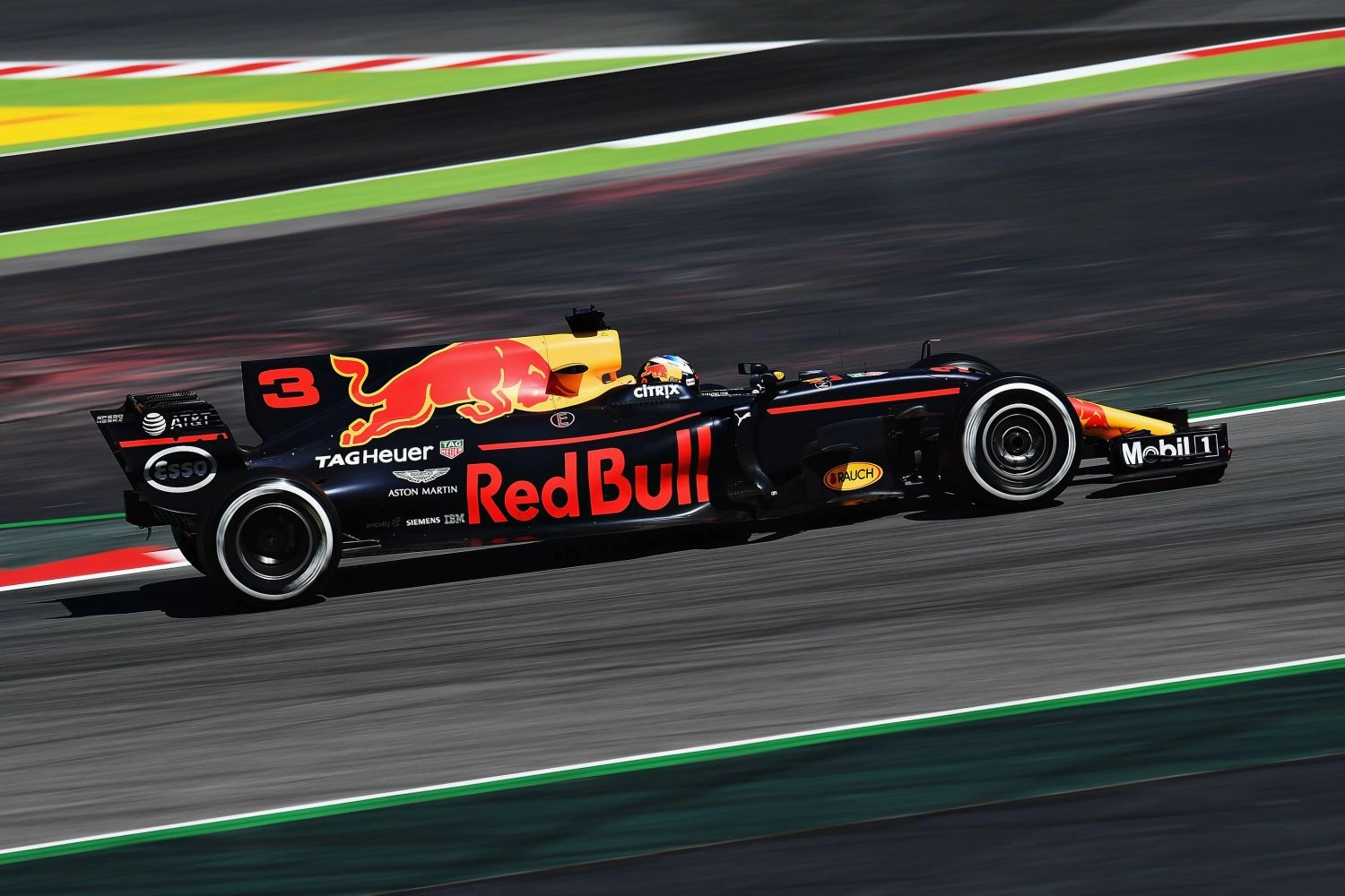 Red Bull se rapproche de la tête à Barcelone