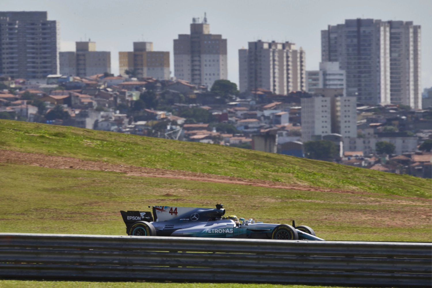 Des employés de Mercedes braqués à Interlagos