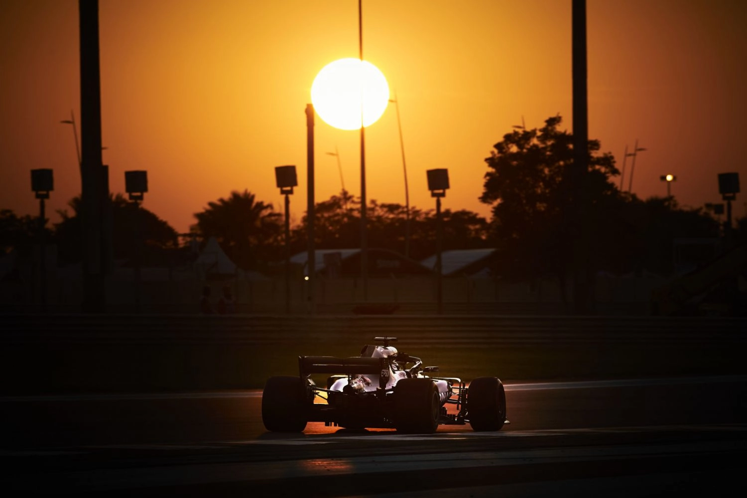 Abu Dhabi – Course : Lewis Hamilton remporte le crépuscule de la saison