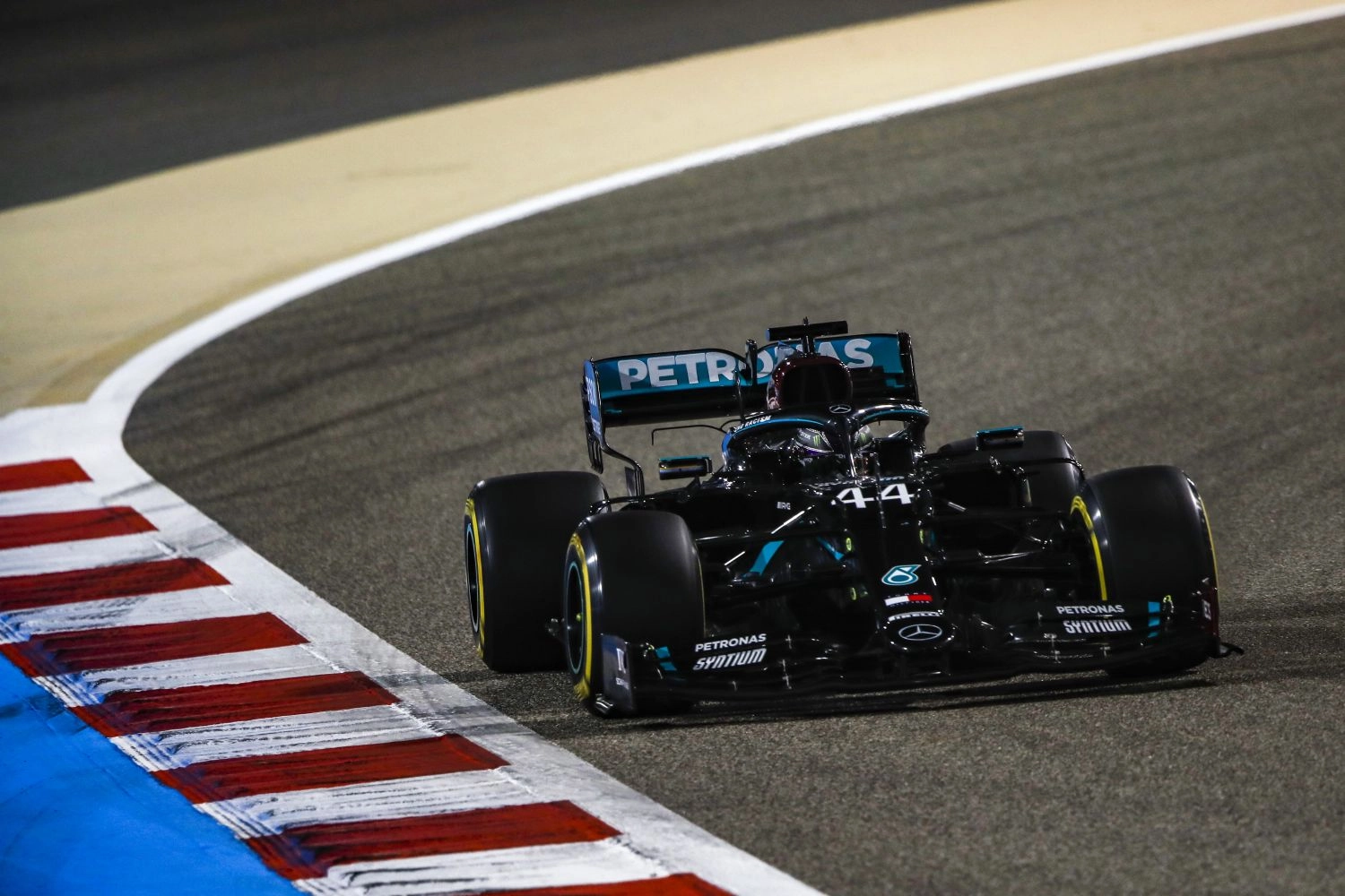 Grand Prix de Bahreïn – Course : Hamilton en maitrise, désillusion pour Pérez