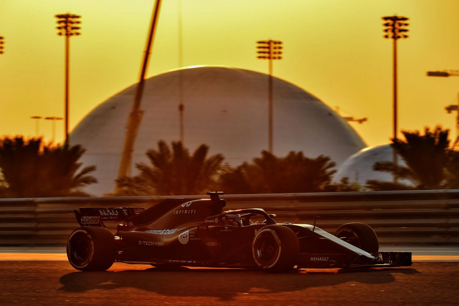 Alonso admiratif de la Renault RS18 après 93 tours à Bahreïn