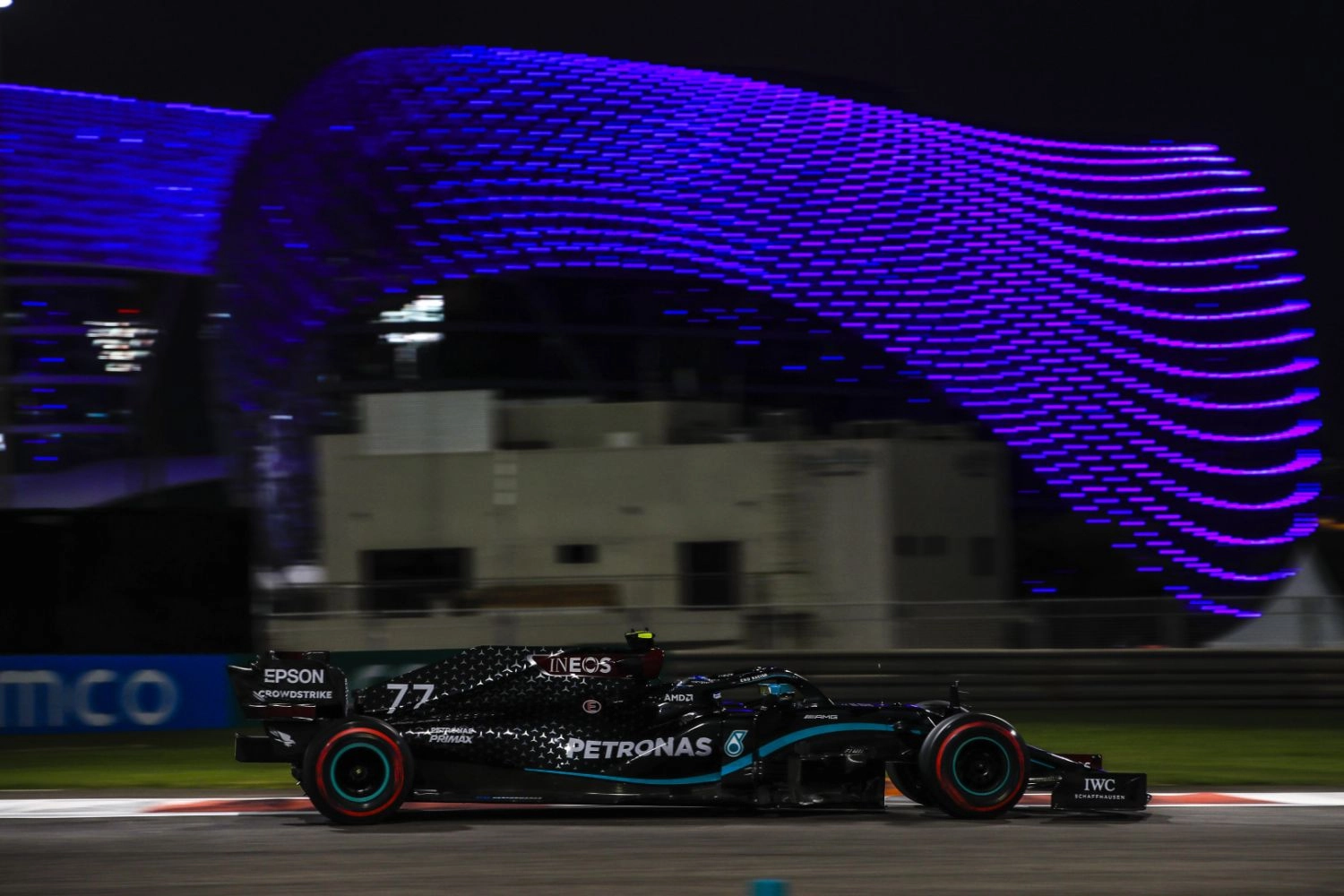 Grand Prix d’Abu Dhabi – Essais Libres 2 : Mercedes devant, l’Alfa de Raïkkönën en flamme