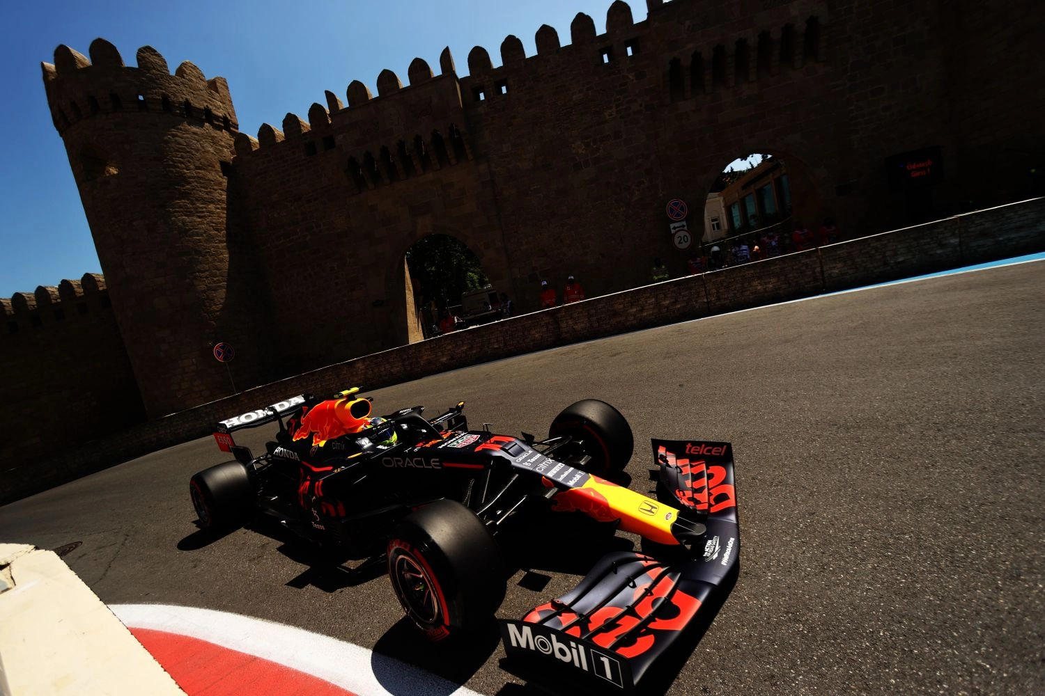 Grand Prix d’Azerbaïdjan : Pérez vainqueur, crash de Verstappen, podium de Gasly !