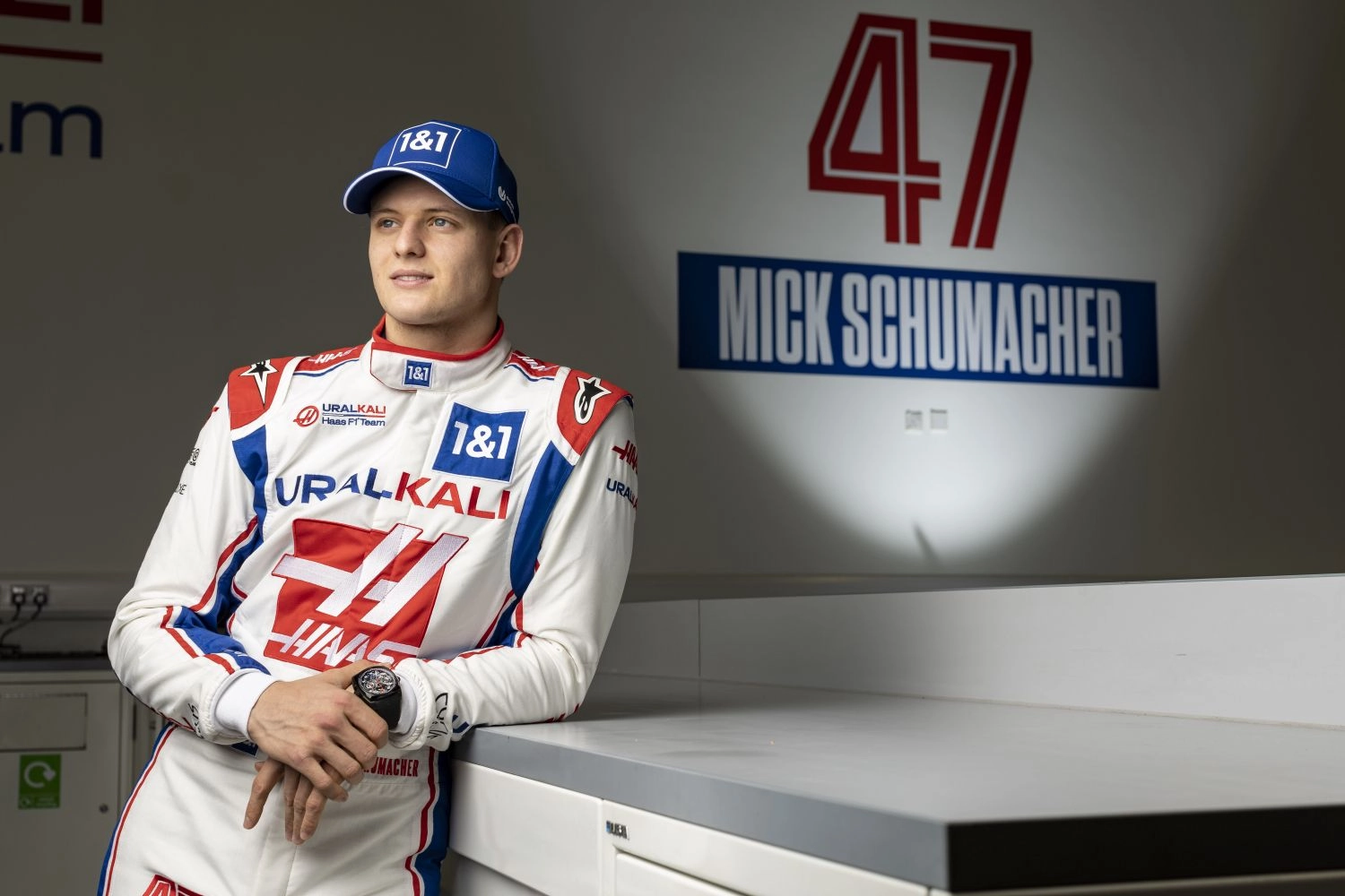 Mick Schumacher présente son nouveau casque