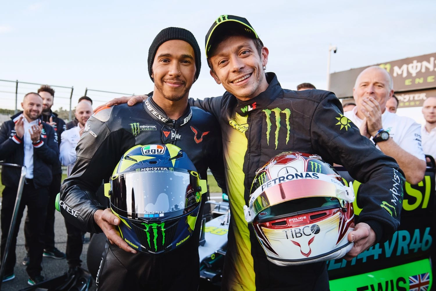Lewis Hamilton échange sa F1 avec la MotoGP de Valentino Rossi (vidéo enfin disponible)