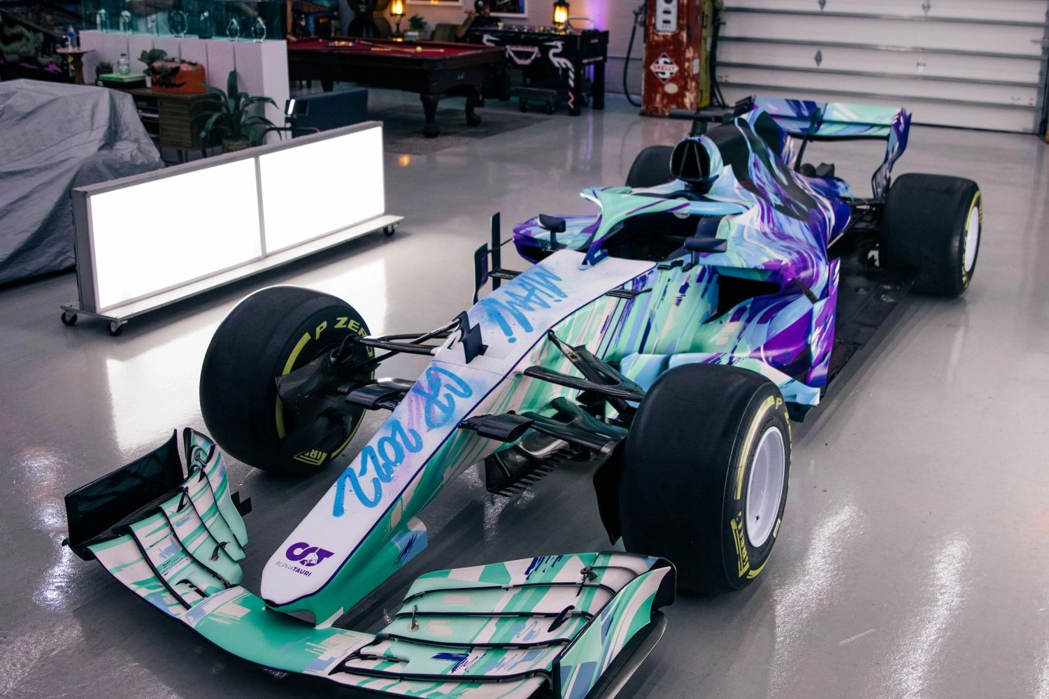 Gasly et Tsunoda font la promotion d’Alpha Tauri avec une F1 repeinte de graffitis