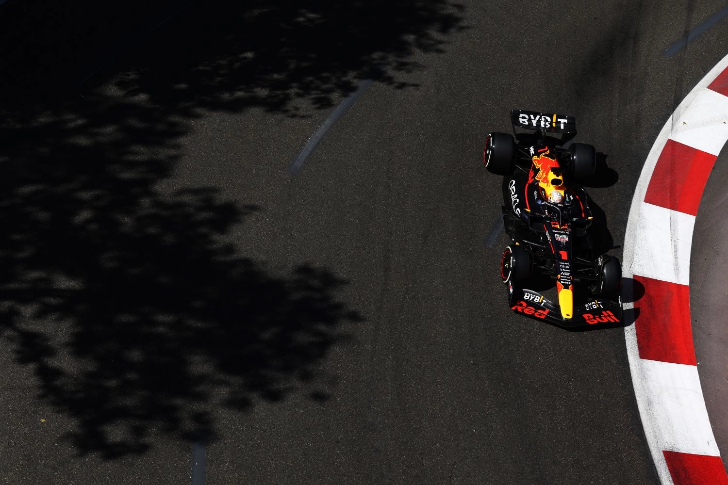 Max Verstappen ne prête pas attention à l’engouement autour de Mercedes