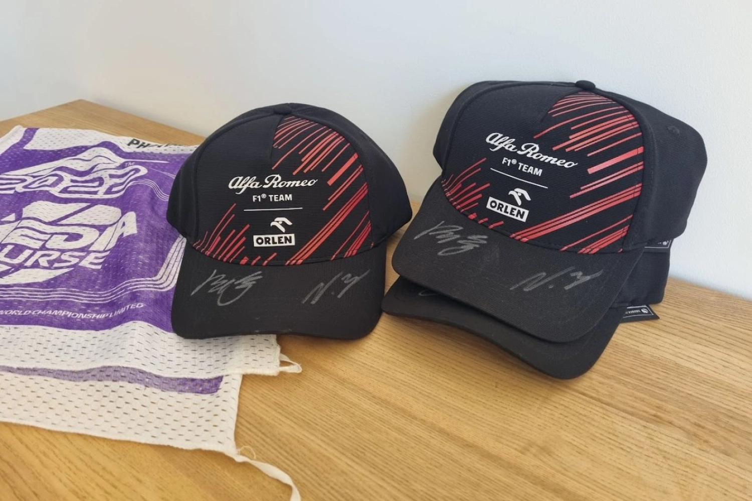 Concours : Remportez une casquette signée par Bottas et Zhou !