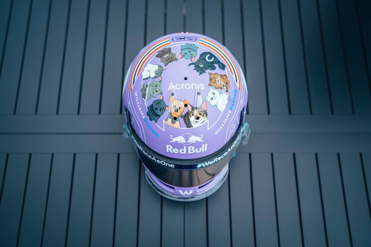 Alex Albon avec un casque spécial à Silverstone