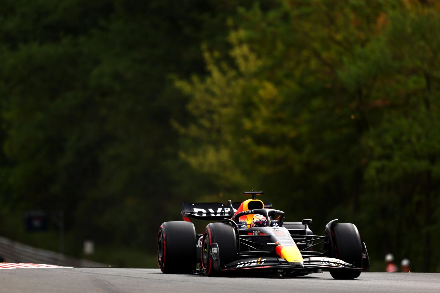 Max Verstappen trahit par un problème de puissance