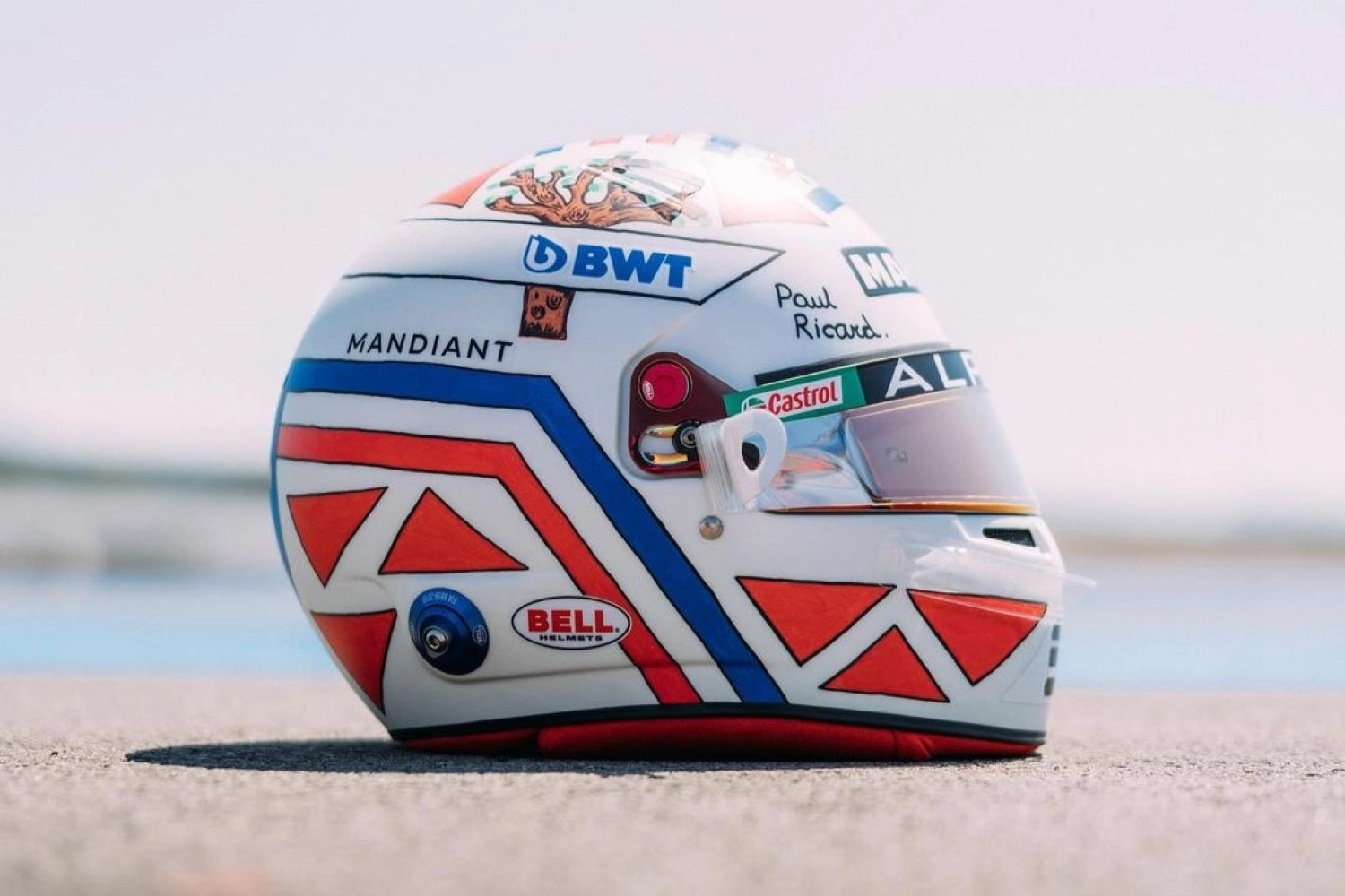 Esteban Ocon présente son casque spécial GP de France imaginé par un fan