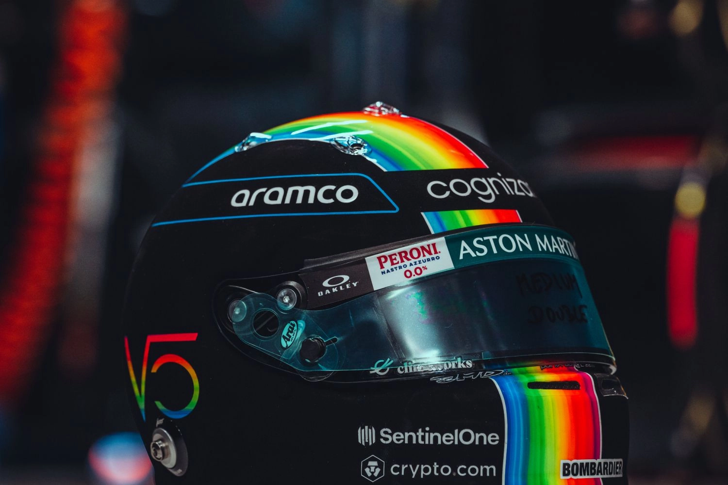 Vettel présente une édition noire de son casque pour Singapour