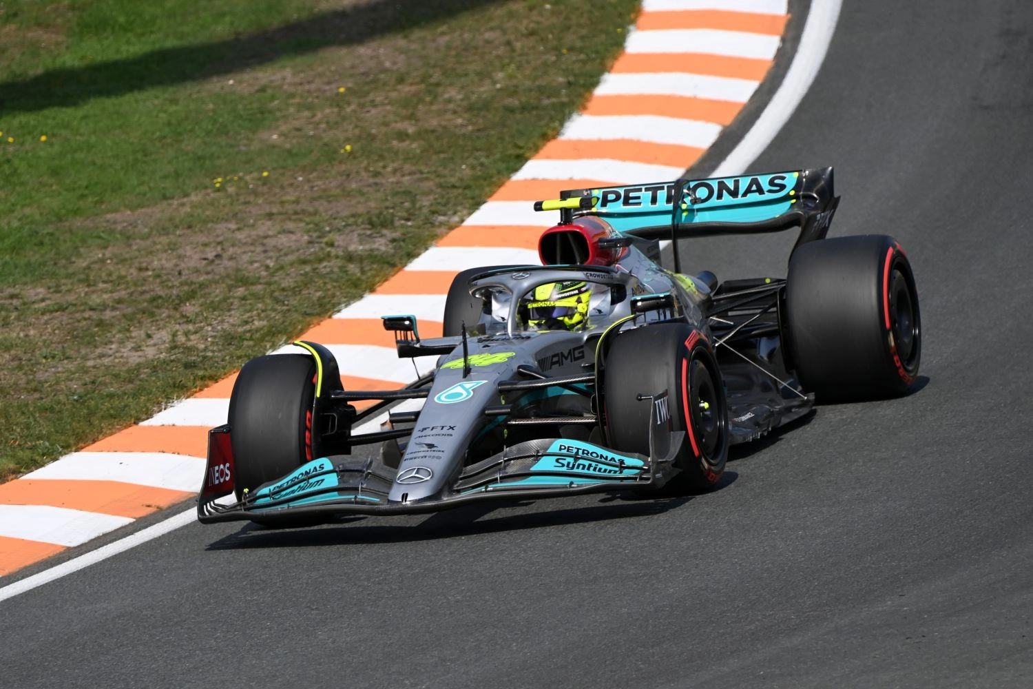 Hamilton s’énerve à la radio puis s’excuse, Wolff assume le rôle de "sac poubelle"