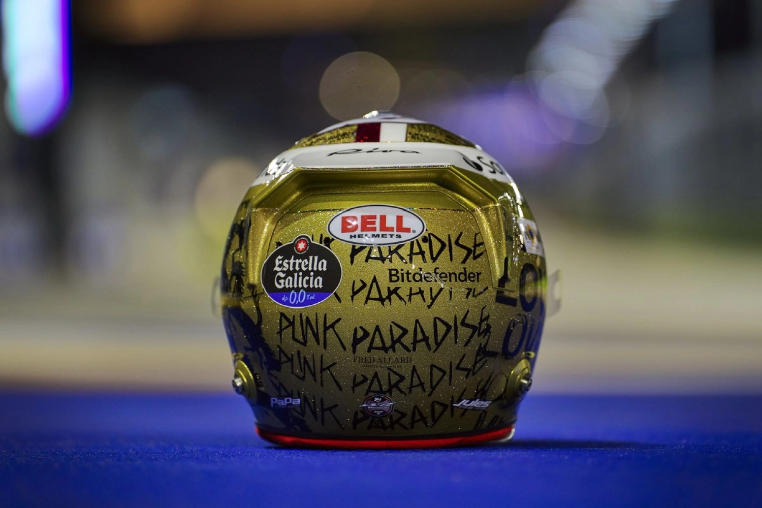 Charles Leclerc dévoile un casque pailleté pour Singapour