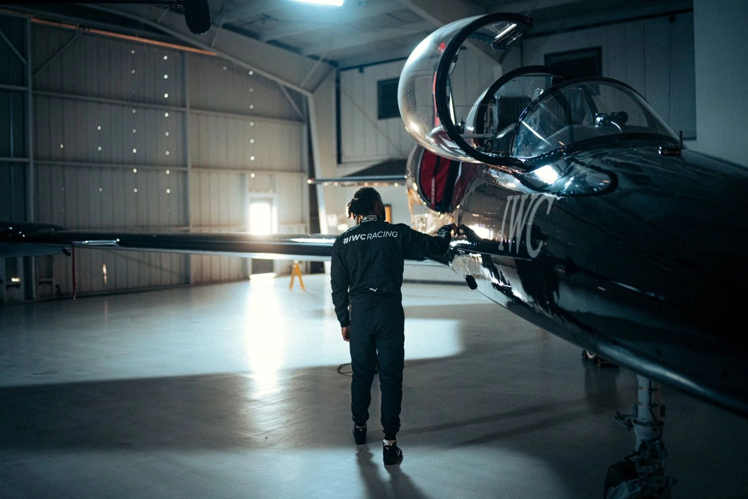 La Mercedes de Lewis Hamilton en départ arrêté contre un avion de chasse (vidéo)