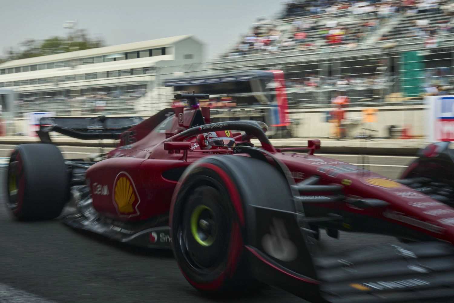 Charles Leclerc victime d’un problème moteur pendant les qualifications
