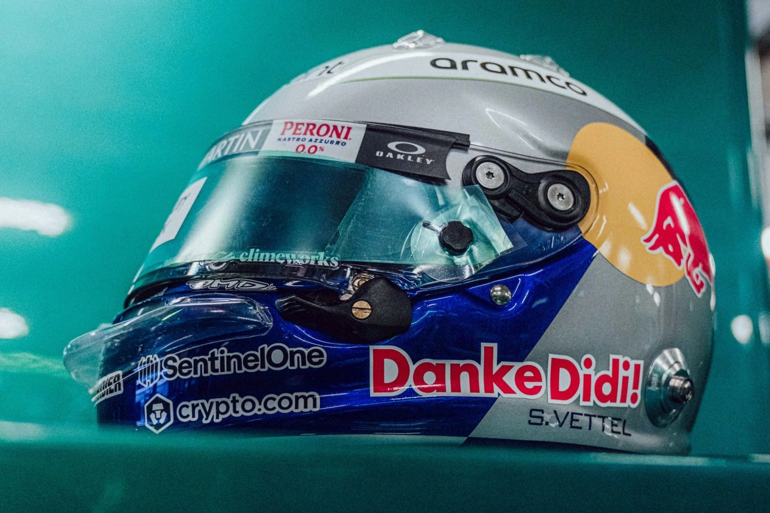 Sebastian Vettel rend hommage à Dietrich Mateschitz sur son casque