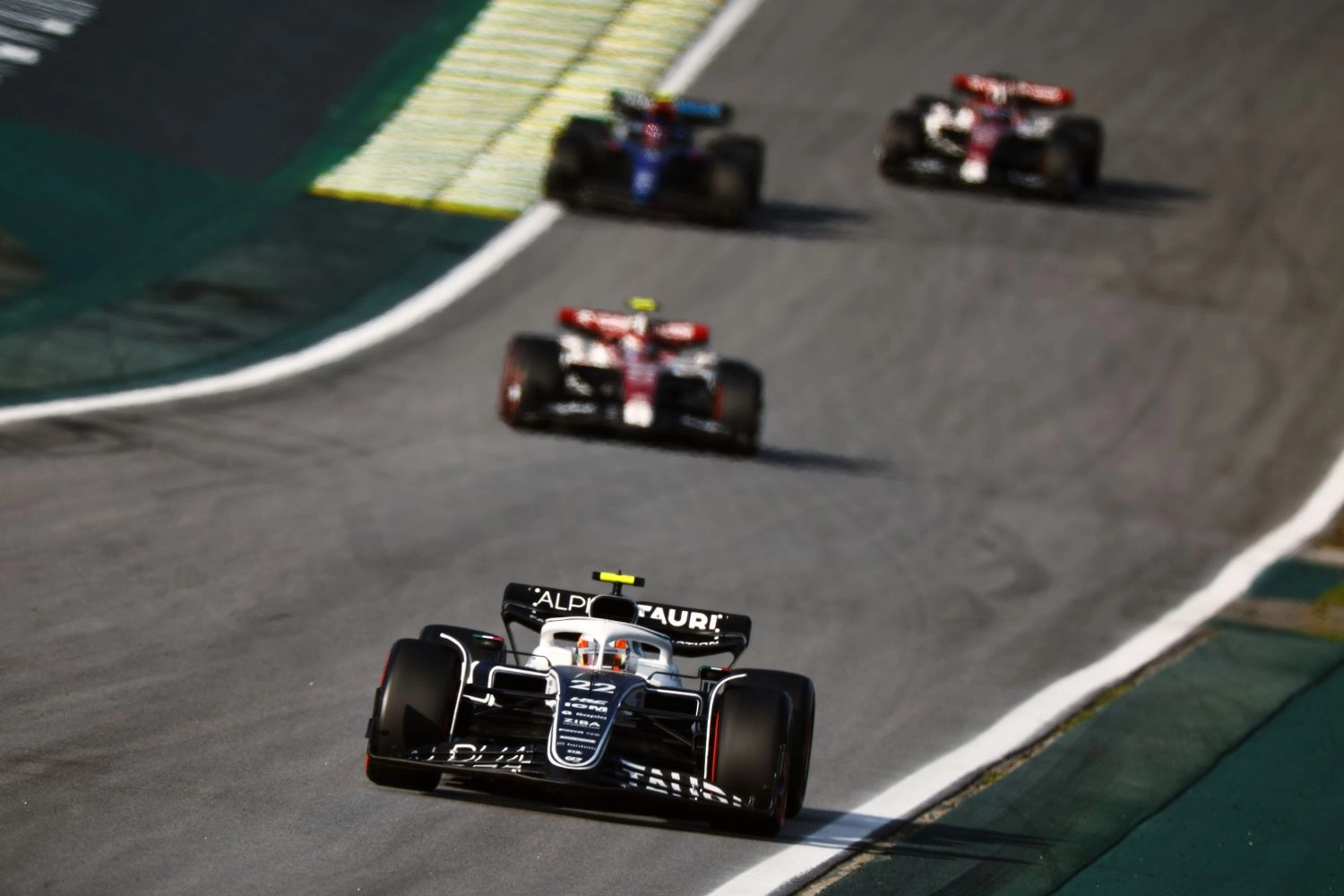 Tsunoda partira des stands pour le Grand Prix de F1 du Brésil