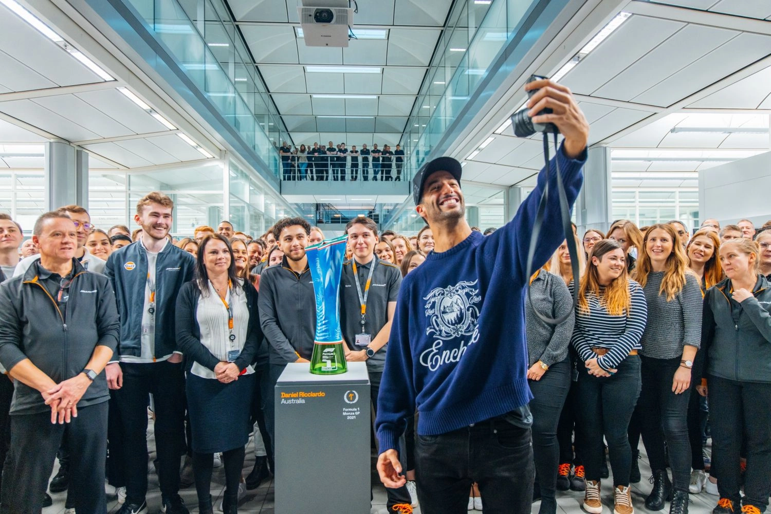 Daniel Ricciardo a fait ses adieux à l&rsquo;usine de Woking