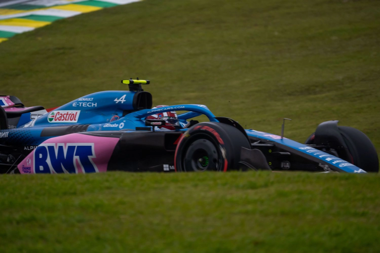 Une Alpine prend feu après la course sprint
