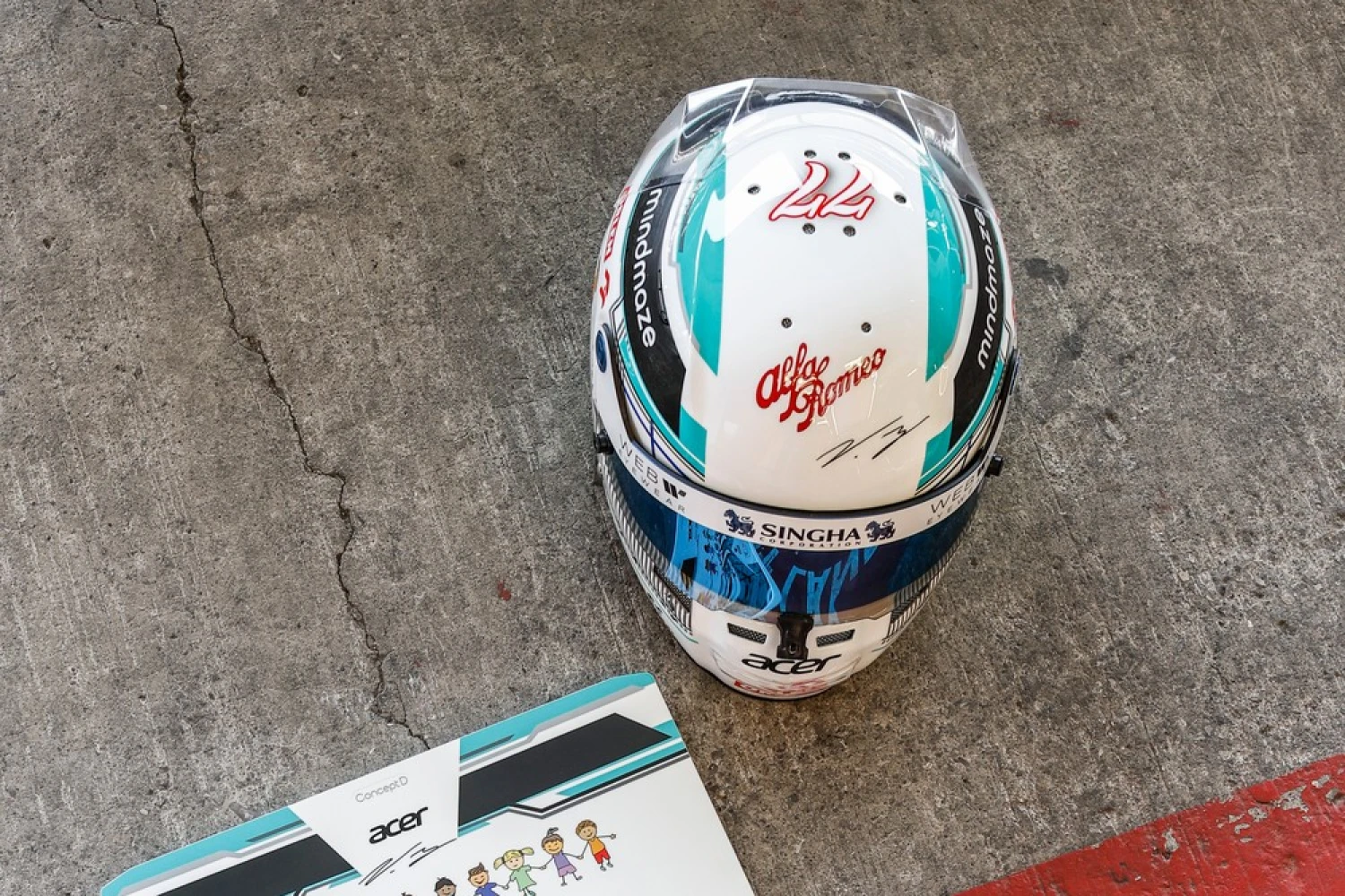 Valtteri Bottas met un casque spécial aux enchères pour une œuvre caritative
