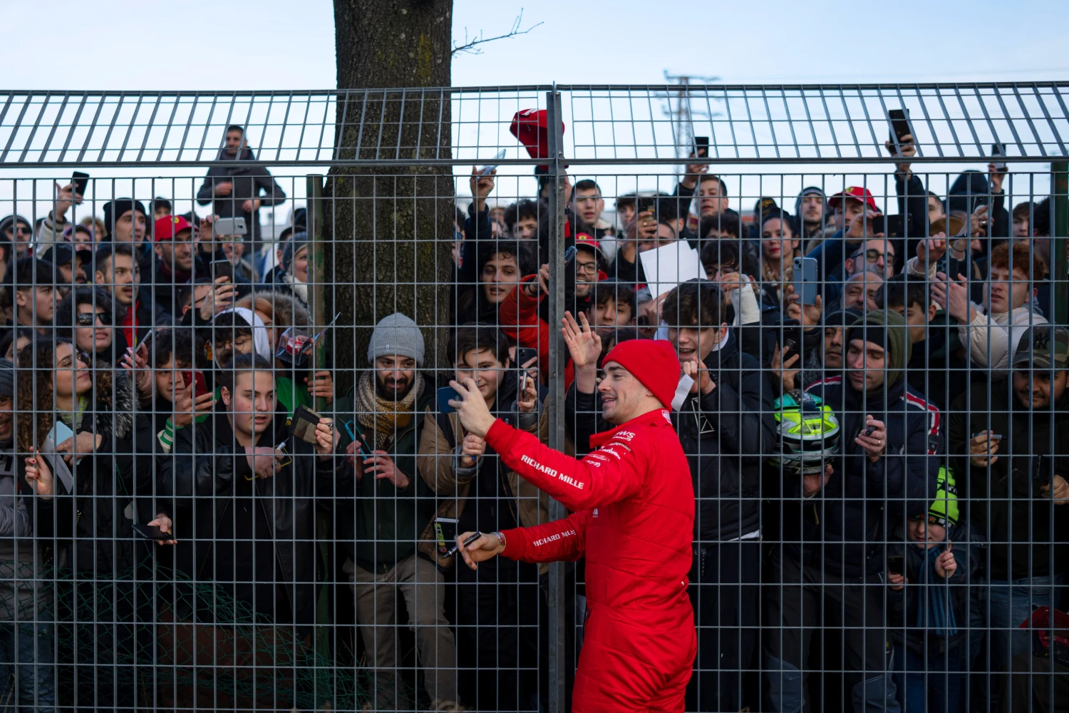 Charles Leclerc fait des donuts à Fiorano pour remercier les fans (video)