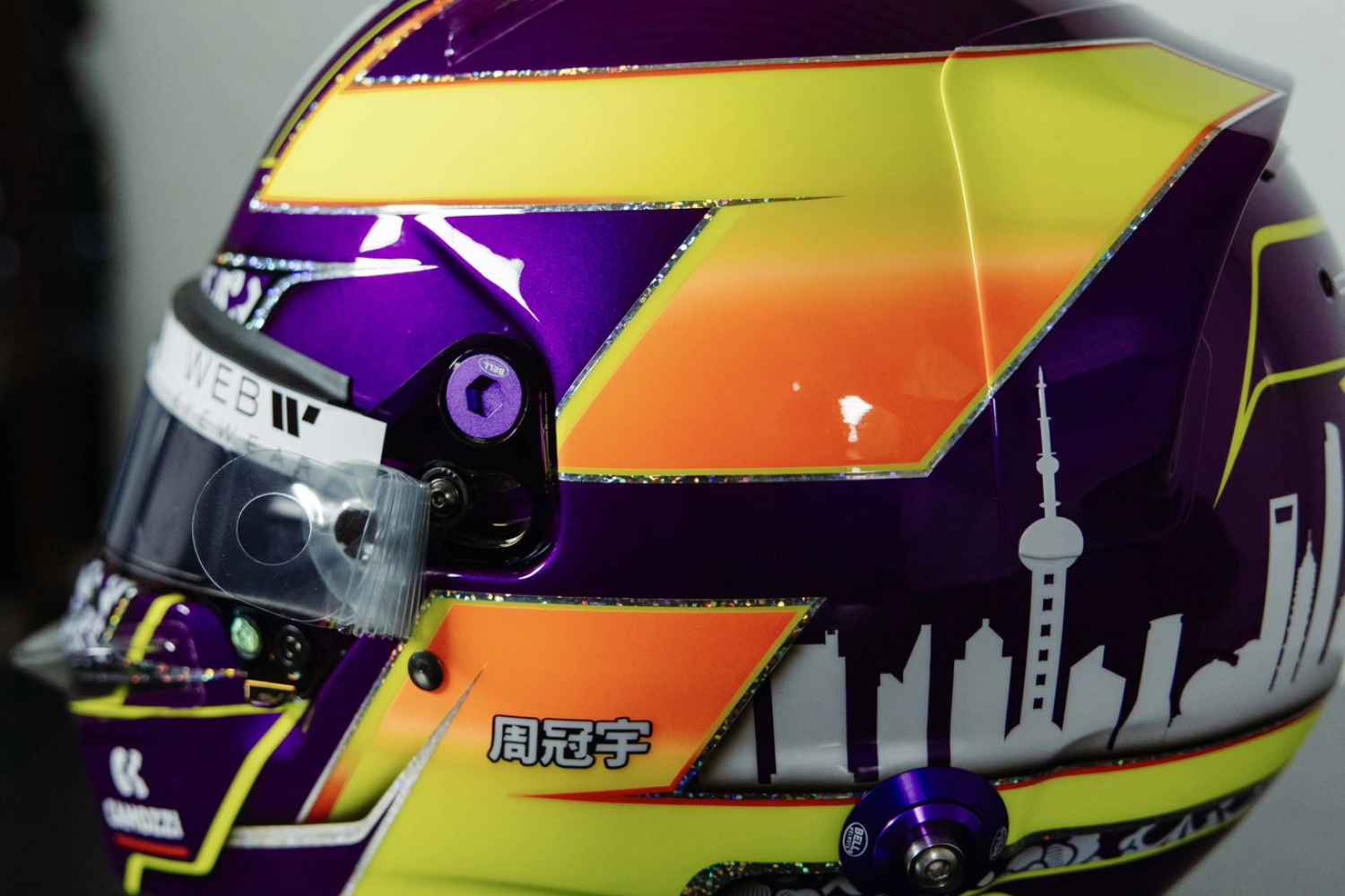 Zhou Guanyu dévoile un casque différent pour 2023