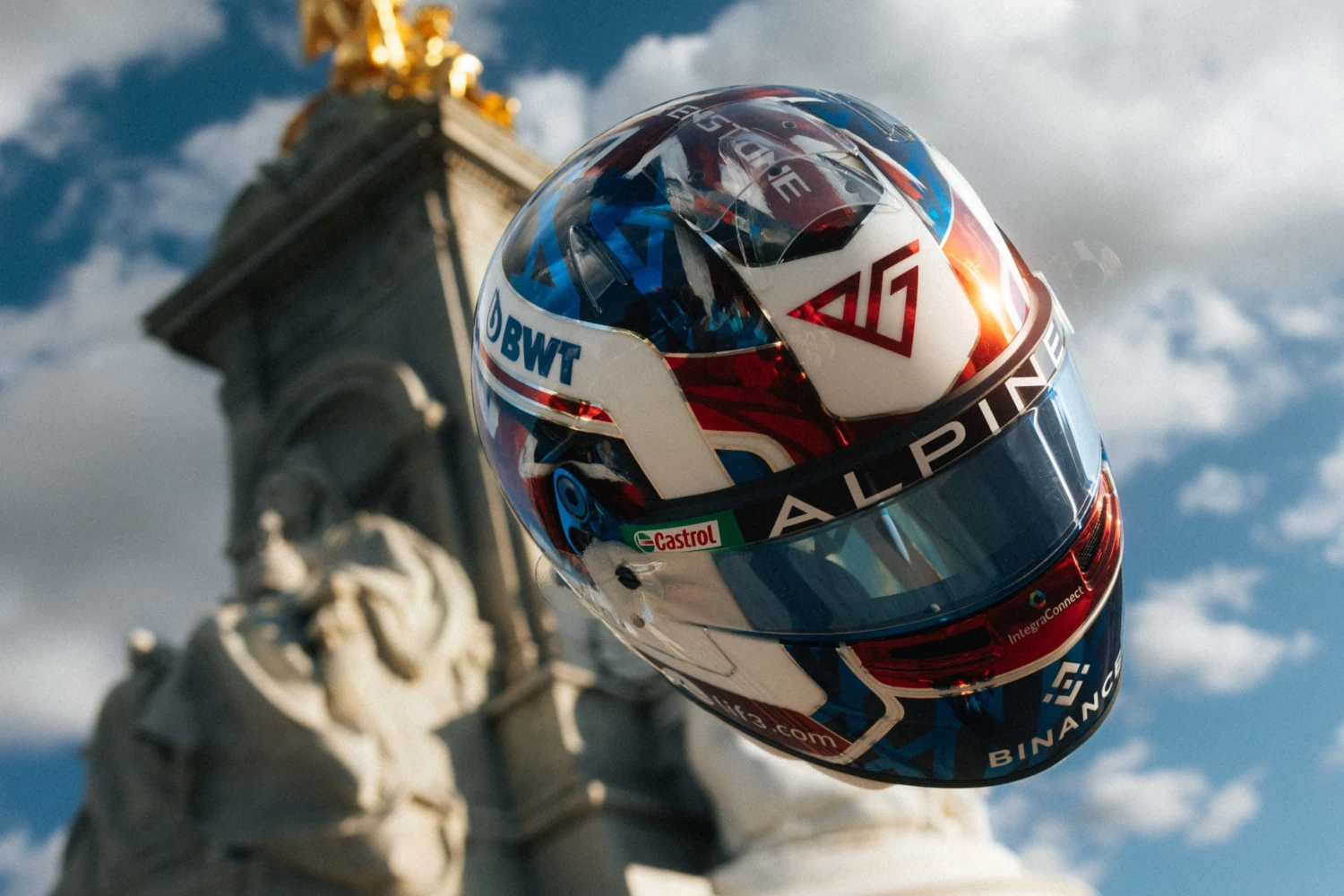 Plusieurs pilotes portent des casques spéciaux pour le Grand Prix de Grande-Bretagne