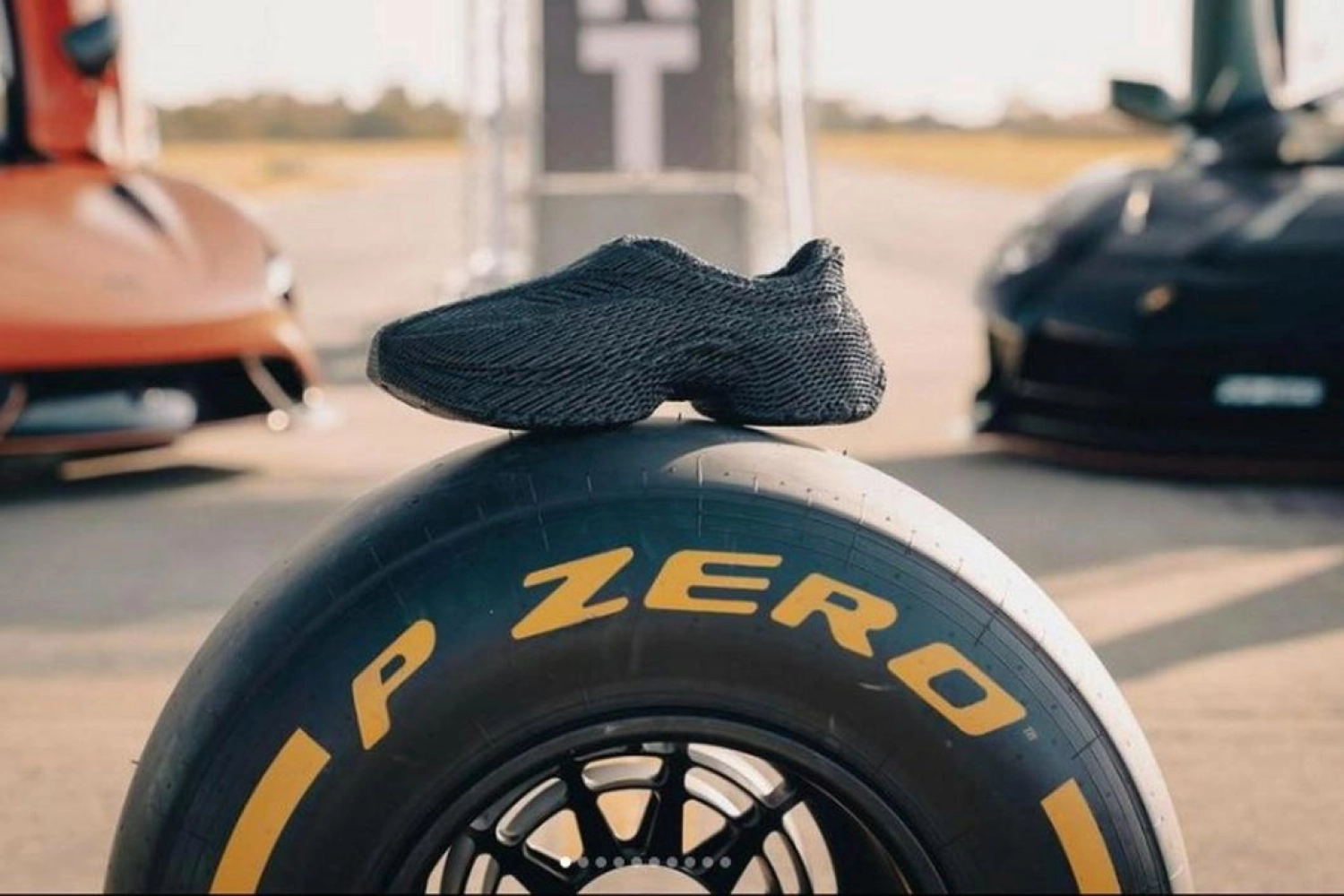 Des chaussures fabriquées à partir des pneus et combinaisons de F1