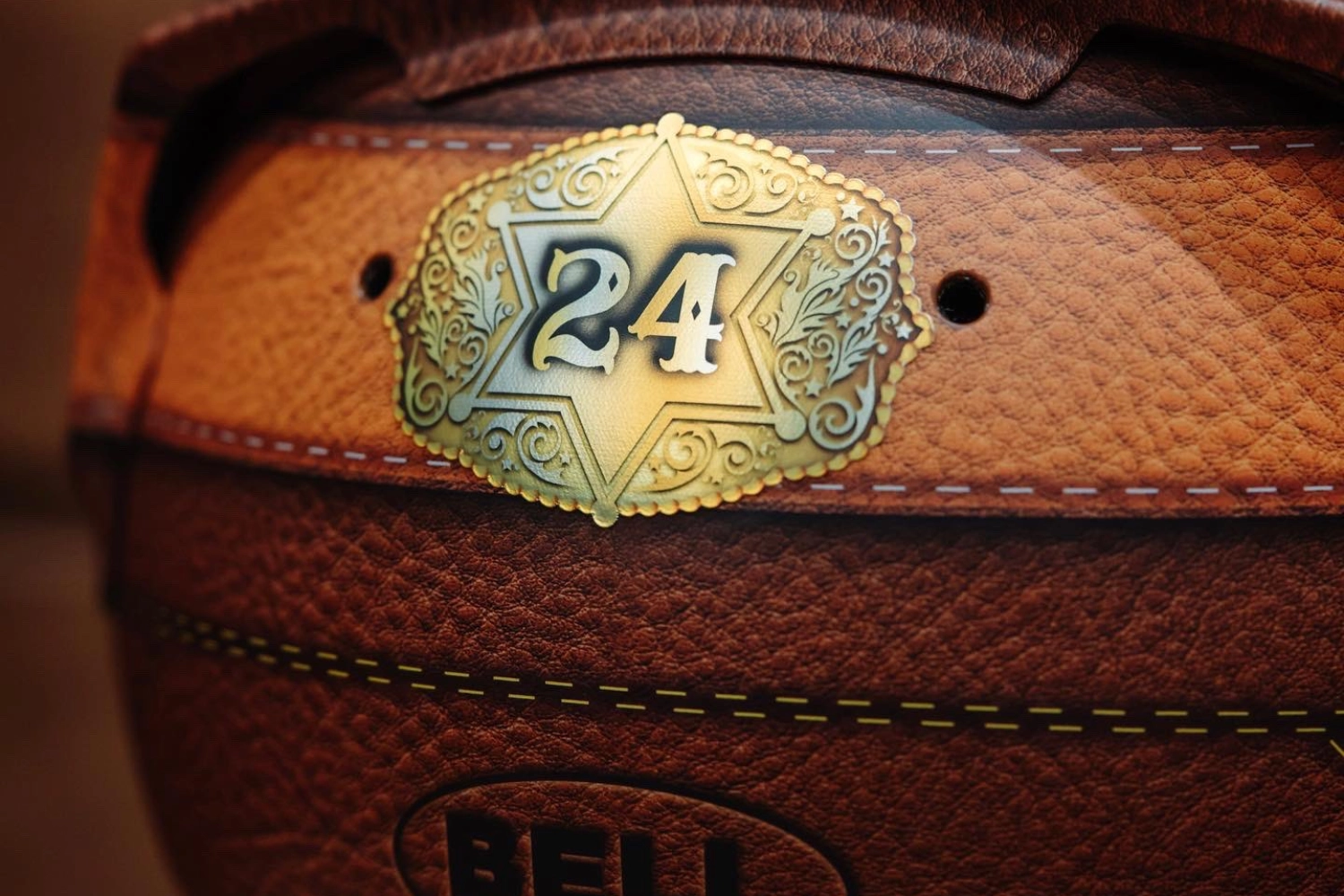 Guanyu Zhou présente un casque de Shérif pour le Grand Prix des USA