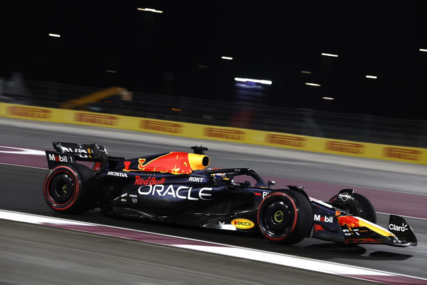 Grand Prix du Qatar : Max Verstappen ne laisse aucun suspense à Doha, les McLaren à nouveau sur le podium