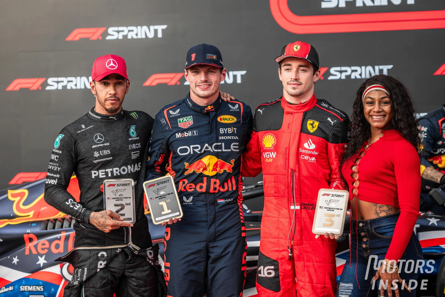 Le transfert du siècle est officiel : Lewis Hamilton devient pilote Ferrari en 2025