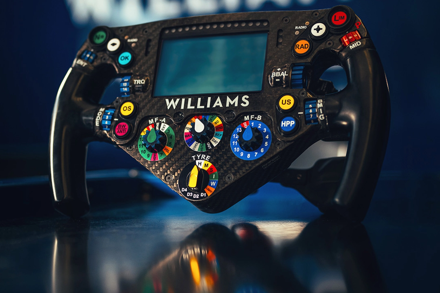Williams arrive à Bahreïn enfin avec un volant moderne intégrant l’écran