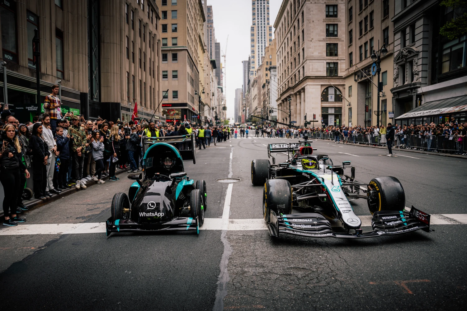 Mercedes et Hamilton font un roadshow dans New York pour fêter le nouvel emoji F1 de Whatsapp